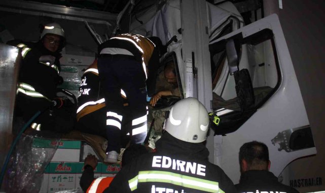 Edirne'de zincirleme kaza: Sıkışan tır sürücüsünü ekipler 2 saat boyunca kurtarmak için uğraştı