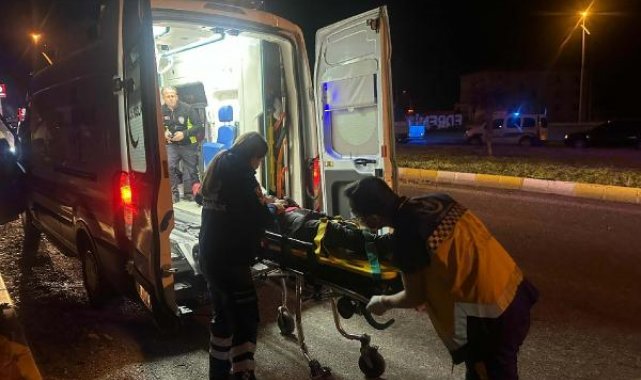 Edremit'te sürücüsünün kontrolünden çıkan panelvan, direğe çarpıp yan yattı: 1'i ağır 3 yaralı