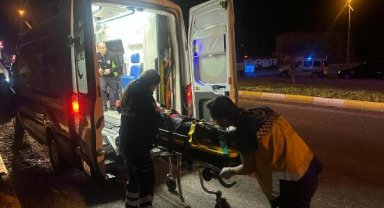 Edremit'te sürücüsünün kontrolünden çıkan panelvan, direğe çarpıp yan yattı: 1'i ağır 3 yaralı