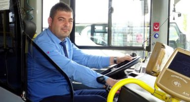 El freni çekilmeyen araç, camından içeri sarkan otobüs şoförünce durduruldu