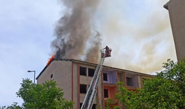 Elazığ'da depremde hasar gören binanın çatısında yangın