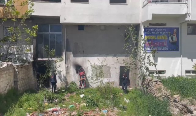 Elazığ'da metruk binanın bodrum katında yangın