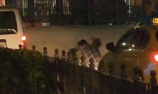 Eminönü'nde yoldan geçen taksileri tekmeledi, şoförler darbetti