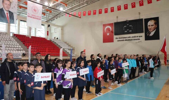 Erzincan'da küçükler masa tenisi grup müsabakaları başladı