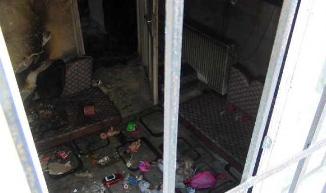 Esenler'de evde bırakılan iki çocuk yangında ağır yaralandı