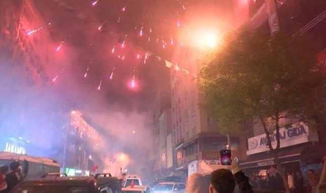 Esenler'de seçim kutlamaları