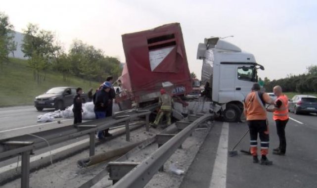 Esenyurt TEM Otoyolu'nda inşaat malzemesi yüklü TIR bariyerlere saplandı