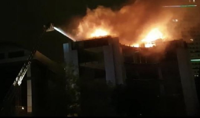 Esenyurt'ta 4 katlı metruk binada yangın