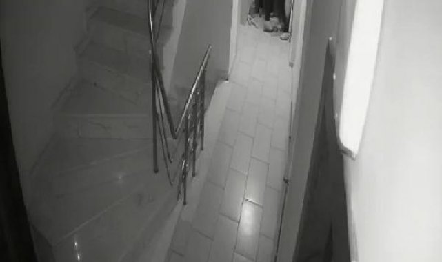 Esenyurt'ta evden ziynet eşyalarını çalan şüpheliler kamerada