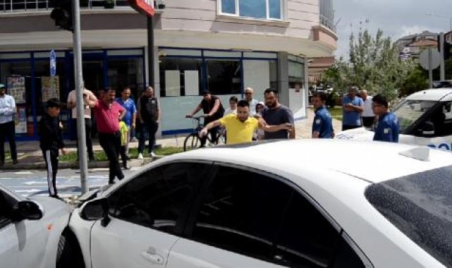 Eşi kaza yaptı; 'Arabam gitti' diyerek otomobili tekmeledi