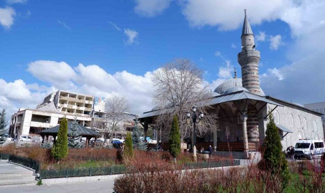 Eski belediye binasında yıkım hızla sürüyor