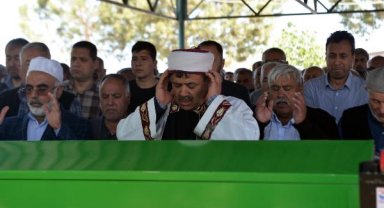 Eski eniştesinin öldürdüğü annesi ve kız kardeşinin cenaze namazını kıldırdı