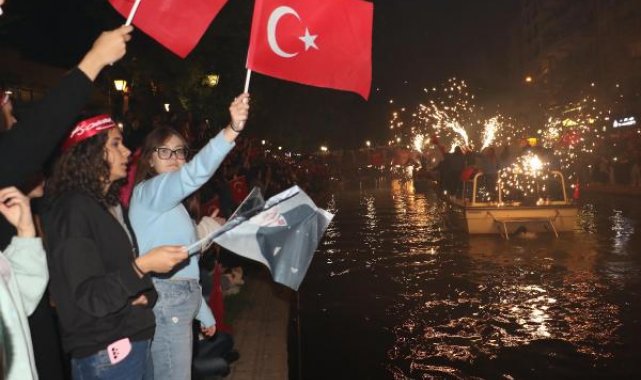 Eskişehir'de '19 Mayıs' coşkusu; Porsuk Çayı'nda gondollarla 'fener alayı' düzenlendi