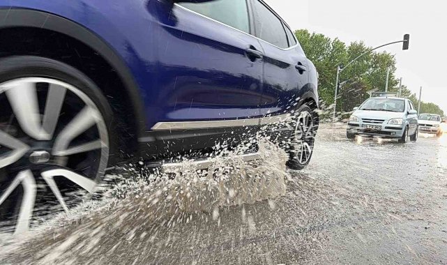 Eskişehir'de gök gürültülü sağanak yağmur
