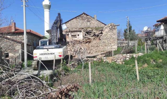 Eşme'de tehlike arz eden metruk binalar yıkıldı