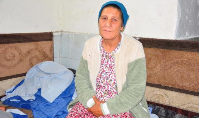Evden çıkarılınca, zihinsel engelli 2 oğluyla kahvehaneye sığındı