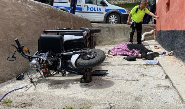 Evin duvarına çarpan elektrikli bisikletin sürücüsü öldü, eşi ağır yaralandı