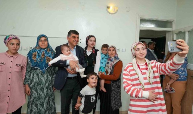 Fadıloğlu, çocuklar ve yaşlılarla ilgilendi.