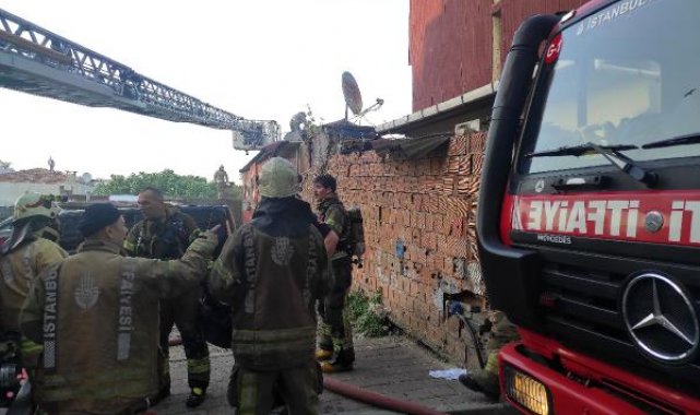 Fatih'te çıkan yangında mahsur kalan bir kişi itfaiye ekipleri tarafından kurtarıldı
