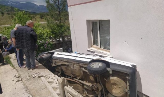 Freni tutmayan otomobil, devrildi; sürücü yaralı