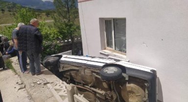 Freni tutmayan otomobil, devrildi; sürücü yaralı