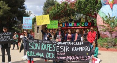 Gaziantep Hayvanat Bahçesi önünde 'kapatılsın' eylemi