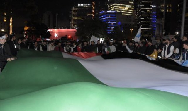 Gazze'ye yapılan saldırılara karşı İsrail Konsolosluğu önünde eylem yapıldı