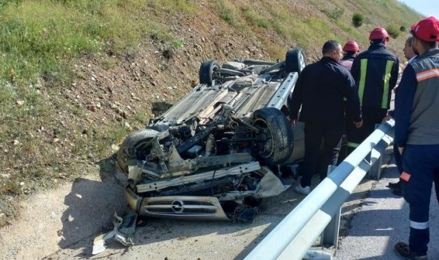 Gediz'de araç takla attı, 2 yaralı