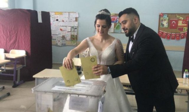 Gelinlik ve damatlıkla oy kullandılar