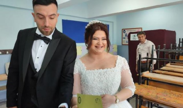 Gelinlik ve damatlıkla sandıklara gittiler