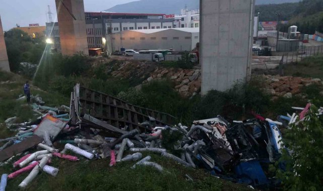 Gemlik'te kontrolden çıkan tır dere yatağına düştü: 1 ölü