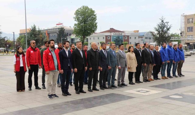 Gençlik Haftası çelenk sunumu ile başladı