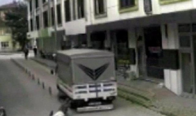 Geri manevra yapan kamyonetin çarptığı emekli öğretmen ağır yaralandı; kaza kamerada