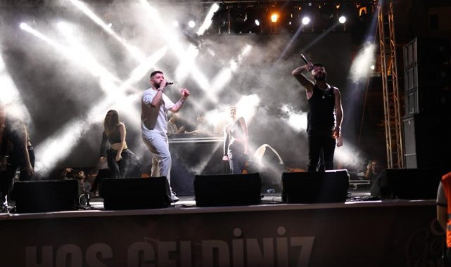 Germencikli gençler konserde doyasıya eğlendi