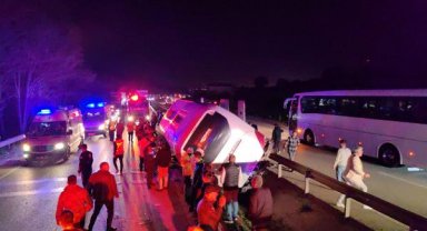 Gezi dönüşü 1 öğrenci ile sürücünün öldüğü otobüs kazasında 18 yaralı tedavi görüyor