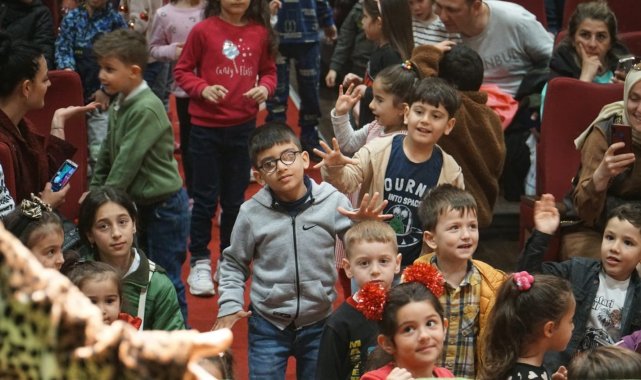 Gölcüklüler tiyatro oyunları ile eğlendi
