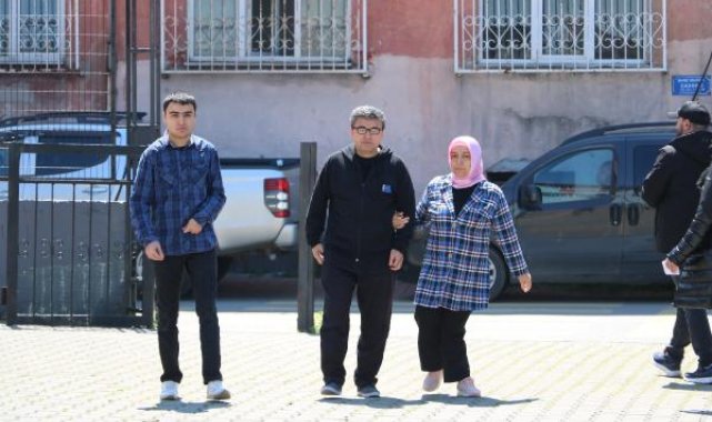 Görme ve ortopedik engelli çift, oy kullanmaya birlikte geldi