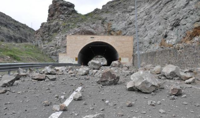 Gümüşhane'de heyelan; kara yolu ulaşıma kapandı