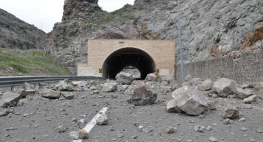 Gümüşhane'de heyelan; kara yolu ulaşıma kapandı