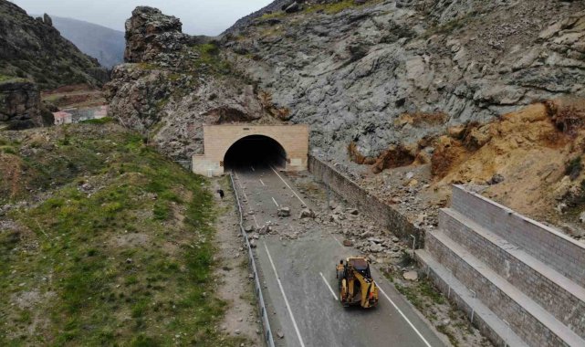 Gümüşhane'de meydana gelen heyelanda dev kayalar karayolunu ulaşıma kapattı!