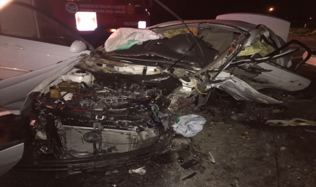 GÜNCELLEME - Sakarya'da iki otomobilin çarpışması sonucu 3 kişi öldü, 2 kişi yaralandı