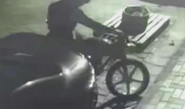 Güngören'de motosikleti çalamayınca parmak izlerini silip kaçtı