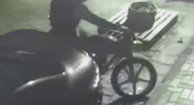 Güngören'de motosikleti çalamayınca parmak izlerini silip kaçtı