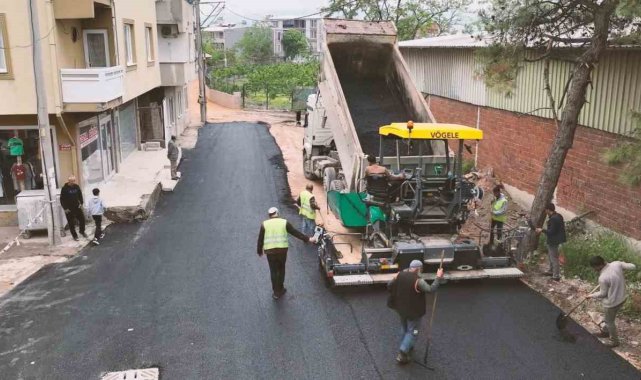 Gürsu'da 36 saatte sokağın asfaltı yenilendi