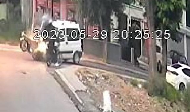 Hafif ticari araçla çarpışan motosikletteki 2 kişi ağır yaralandı; kaza anı kamerada