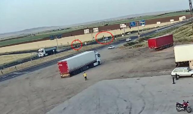Hafif ticari araçla çarpışan motosikletteki baba- oğul yaralandı; kaza kamerada
