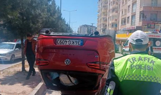 Hafif ticari araçla otomobil çarpıştı: 3'ü çocuk, 5 yaralı
