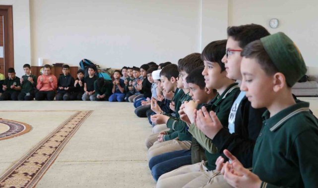 Hafızlar, depremde hayatını kaybeden ve görev alanlar için hatim indirip dua etti