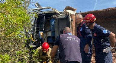 Hafriyat kamyonu şarampole devrildi, sürücü yaralandı