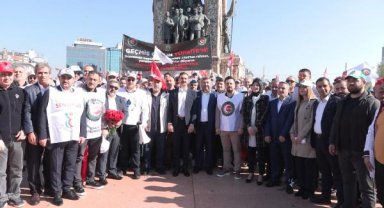 HAK-İŞ Taksim Cumhuriyet Anıtı'na çelenk bıraktı